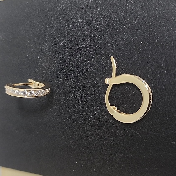 14K GOLD FILLED BEAUTIFUL HUGGING EARRINGS. - Picture 5 of 5